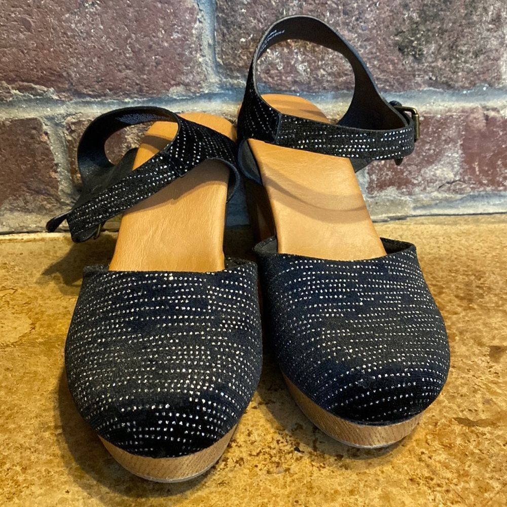 Universal Thread‎ Co. Marcia Black and silver velvet ankle strap wedge heels